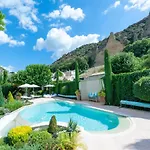 Elegant In Les M Es With Garden וילה