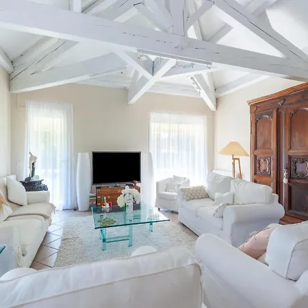 Vila Elegant In Les M Es With Garden