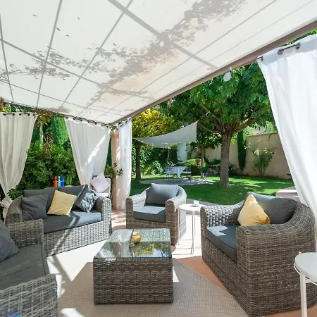 Elegant In With Garden * Les Mées