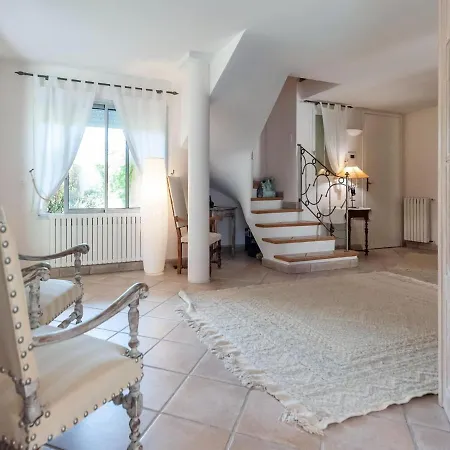 Elegant In Les M Es With Garden Vila