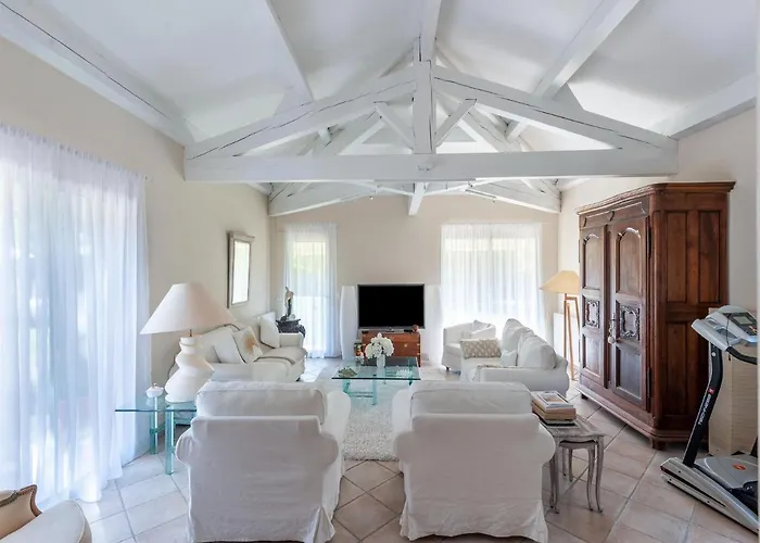 Elegant In With Garden