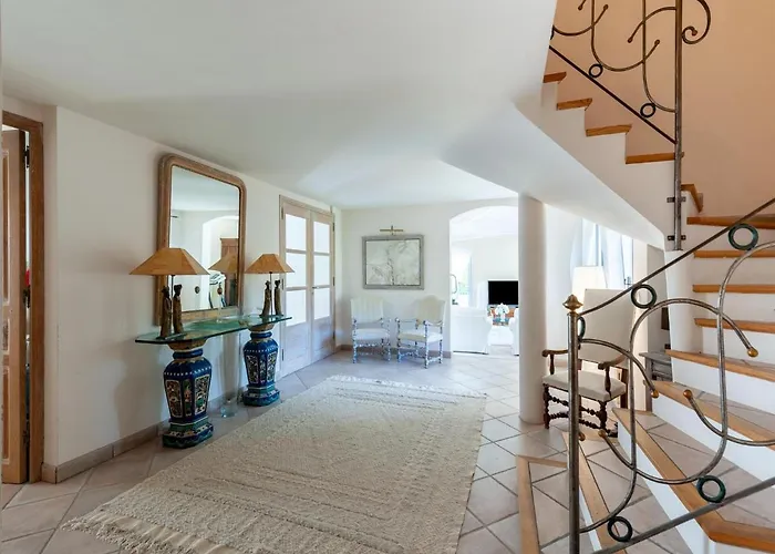 Elegant In With Garden Villa *