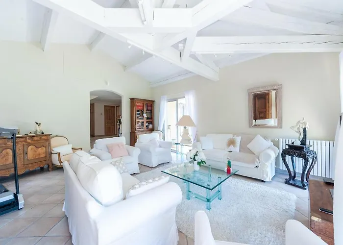 Elegant In With Garden Villa *