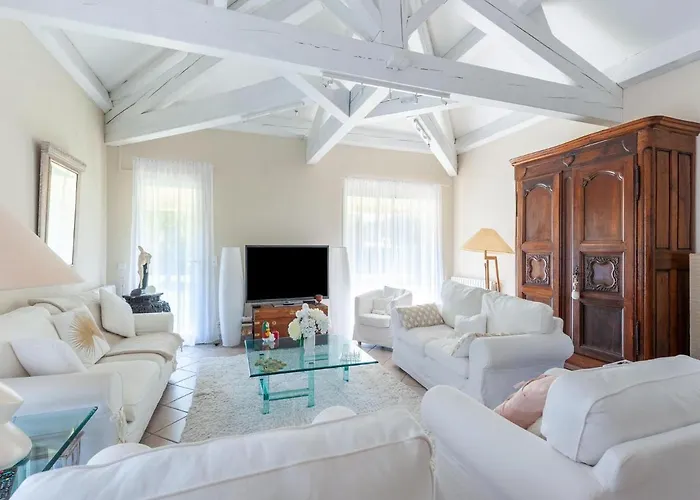 Villa Elegant In With Garden