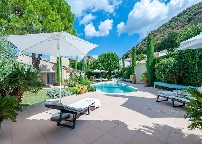 Elegant In With Garden Villa