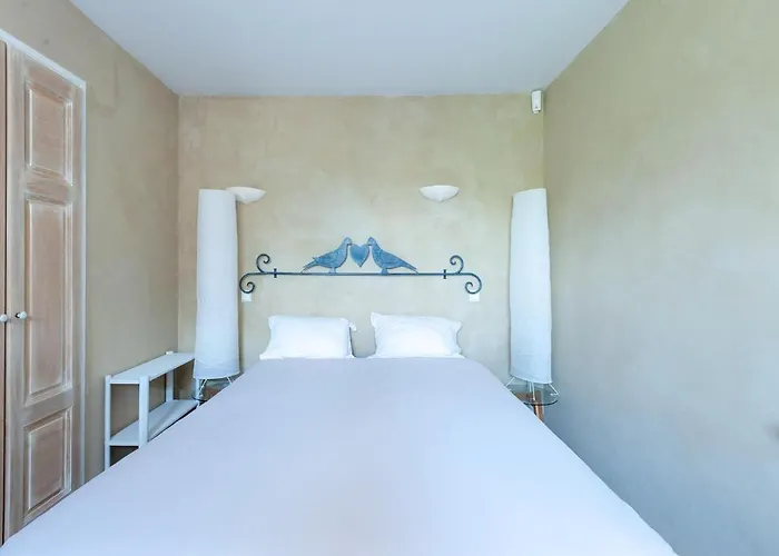 Elegant In With Garden * Les Mées