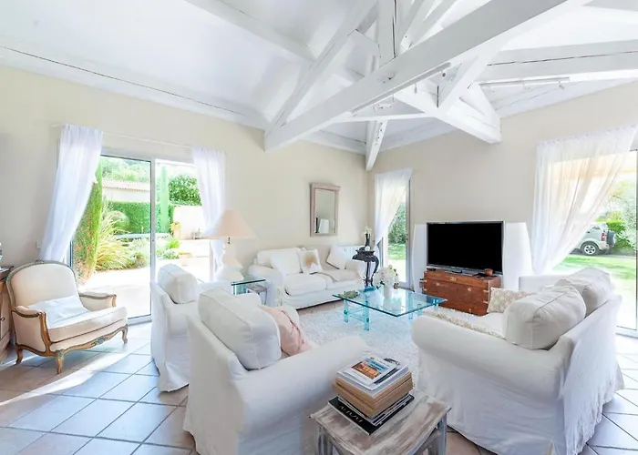 Elegant In With Garden * Les Mées