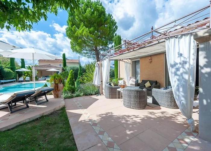 Villa Elegant In With Garden