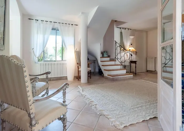 Elegant In With Garden Villa