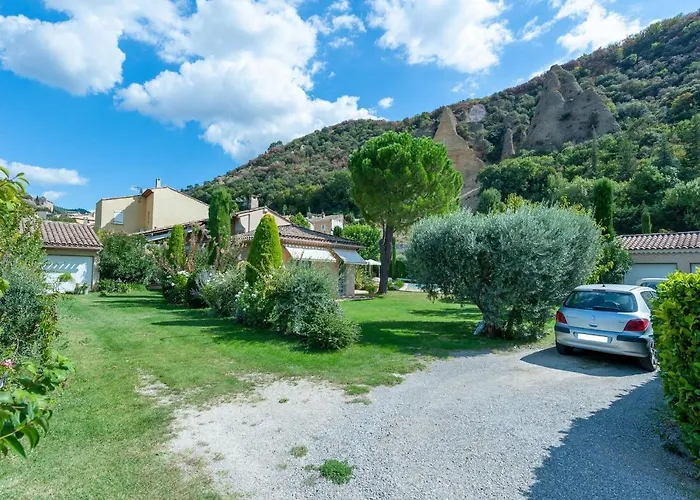 Elegant In With Garden Villa